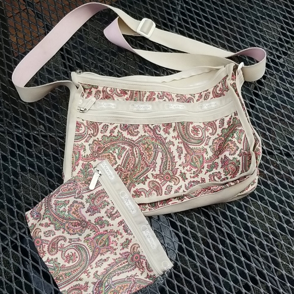 Lesportsac Handbags - Lesportsac VGUC Paisley Bag matching makeup bag